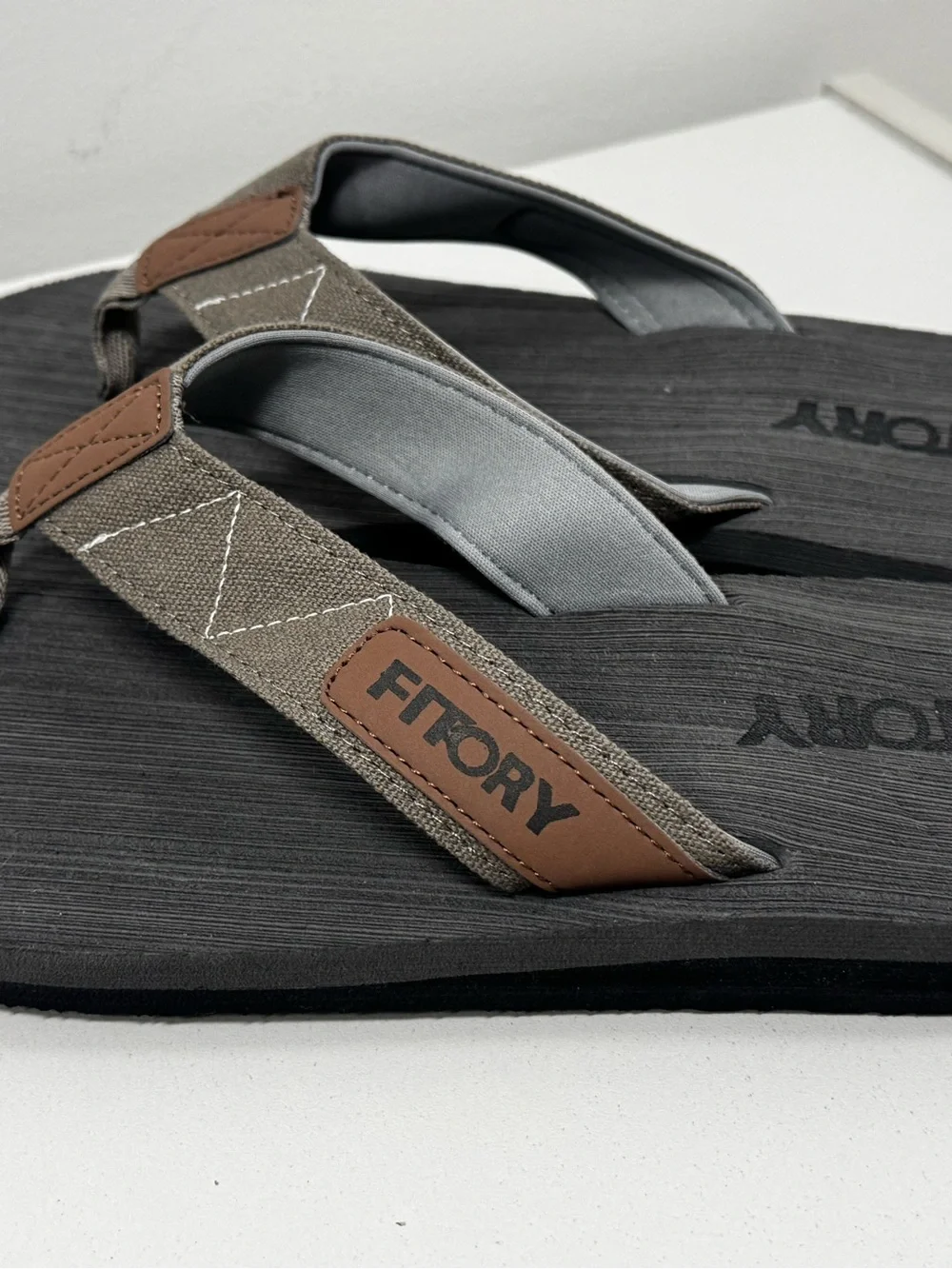Mens Size 10 Flip Flops Fitory Thong Sandals Brown 43 EU Summer Beach Shoes